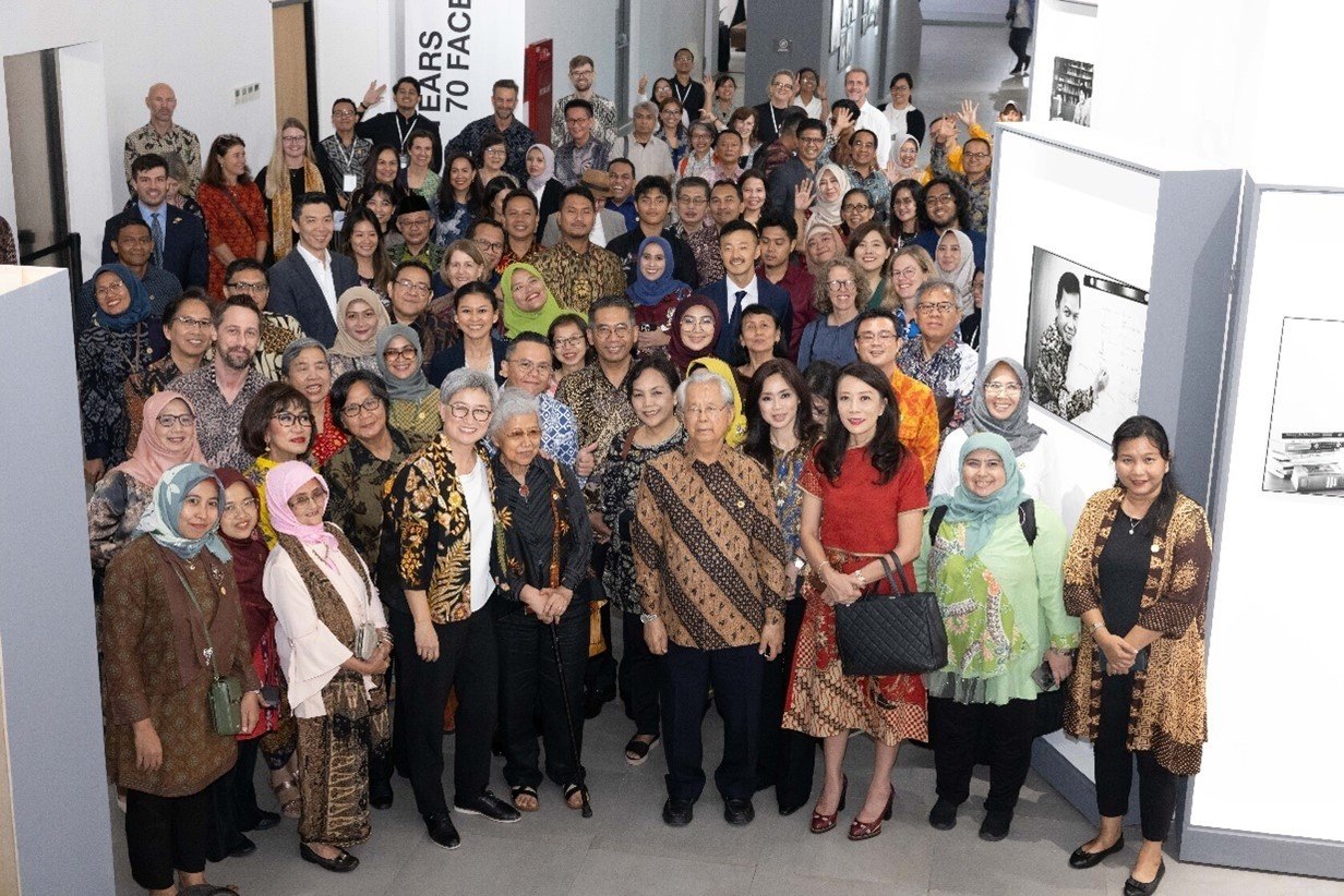 Menteri Luar Negeri Australia meresmikan Pameran Foto "70 Tahun, 70 Wajah: Alumni Australia di Indonesia" pada 12 Juli 2023.
