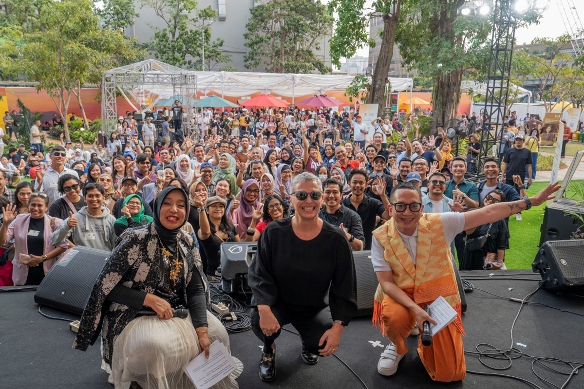 Lebih dari 700 alumni berkumpul di Thamrin 10 di Jakarta untuk mini festival musik \'Gig on the Green\', yang menjadi simbol penyambutan kepada para alumni baru dan memperingati 70 tahun beasiswa Australia di Indonesia.