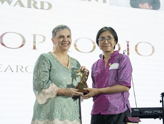 Pemenang Alumni Award 2023 dalam bidang Promosi Pemberdayaan Perempuan dan Inklusi Sosial, Dr Jeanne Rini Poespoprodjo, yang telah mendedikasikan dirinya lebih dari 20 tahun karier medisnya untuk memberantas malaria pada ibu dan anak.