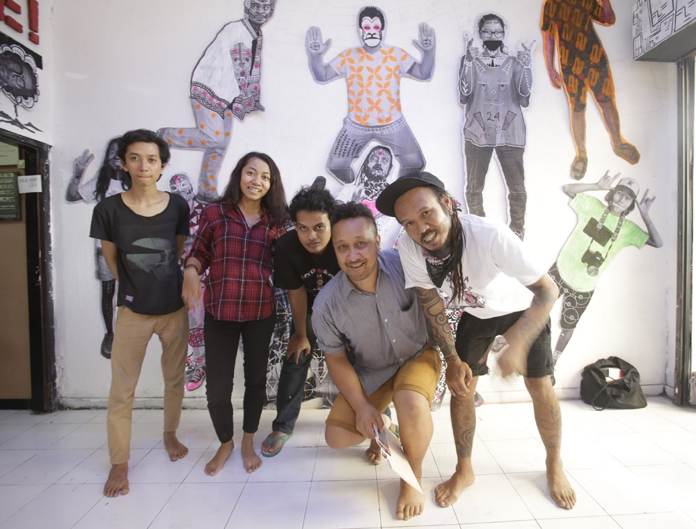 Beberapa seniman yang terlibat dalam Pacific Motifs Youth Paste Up di SURVIVE garage