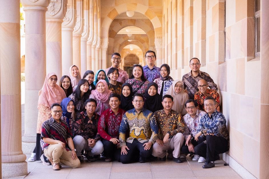 Indonesian government staff participate in an Australia Awards Short Course to boost proficiency in digital transformation, run by the University of Queensland in October 2023. .